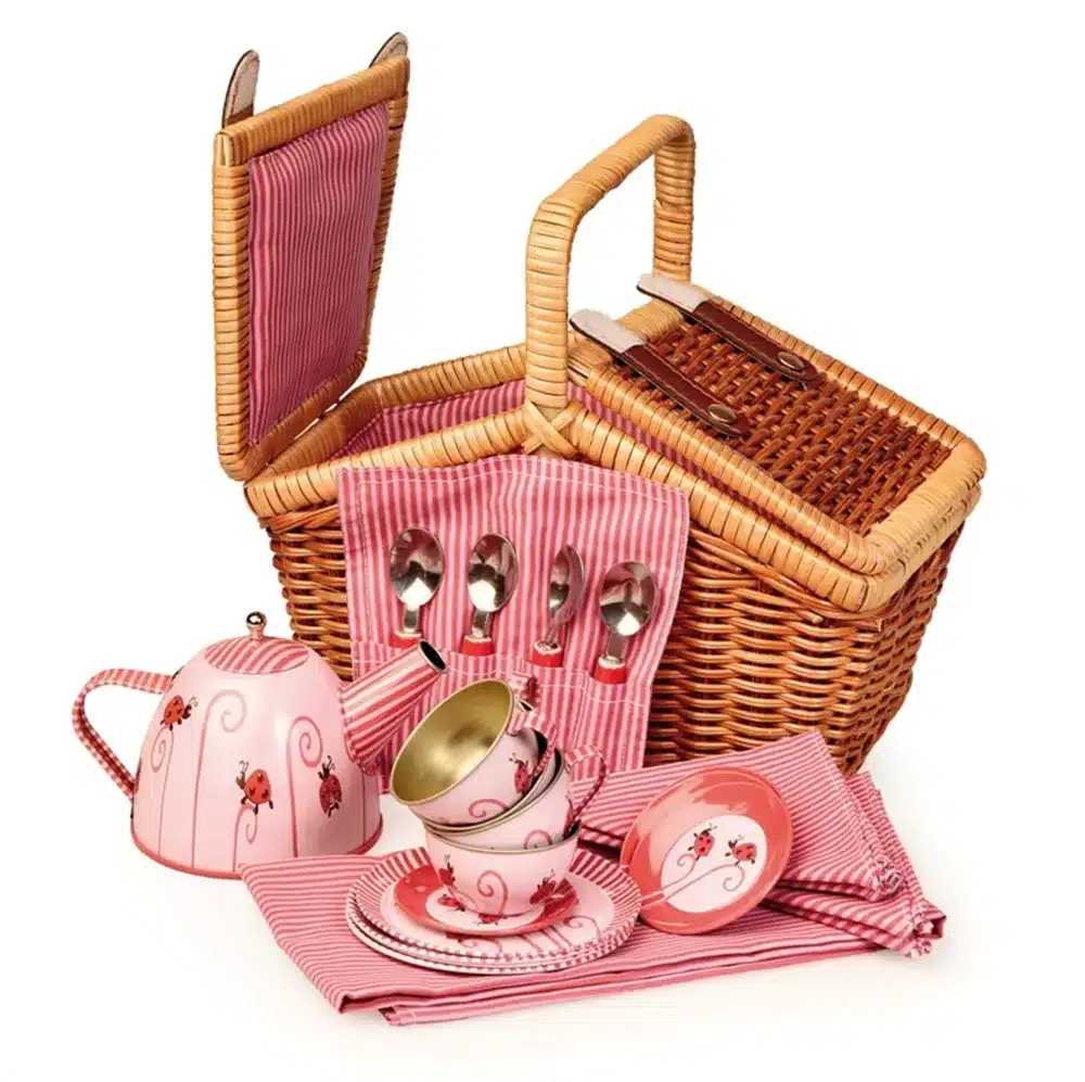 Theeset tin in mand lieveheersbeestje
